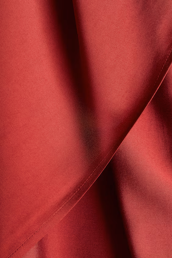 Длинное платье с открытым горловиной