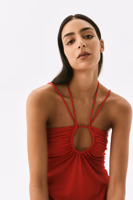 Платье с глубоким драпированным вырезом на шее