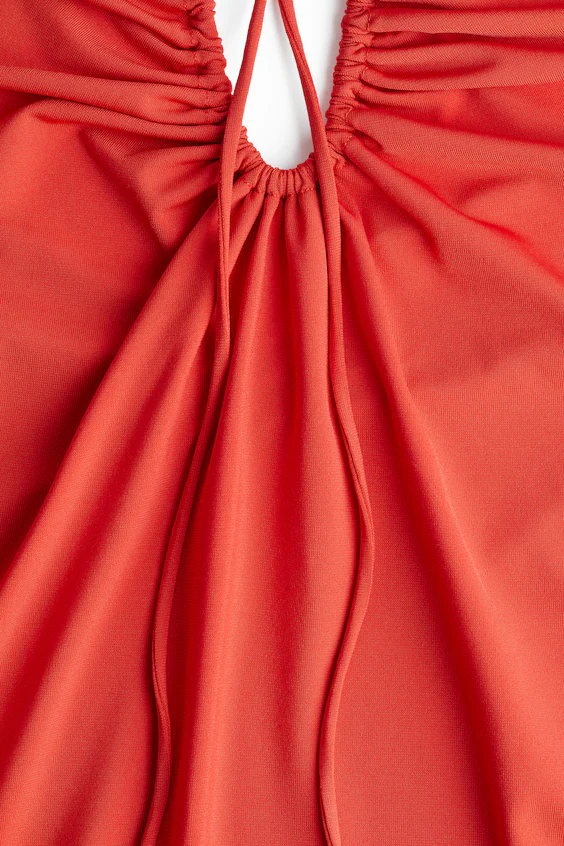 Платье с глубоким драпированным вырезом на шее