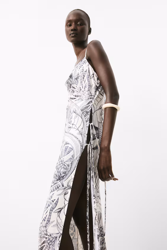 Платье с лямками и разрезом по бокам