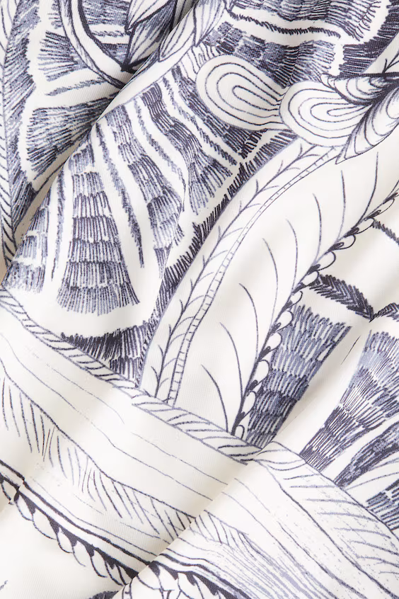 Платье с лямками и разрезом по бокам