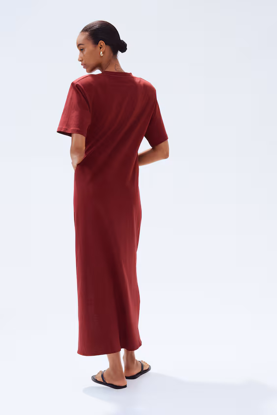 Платье-футболка с плечами снаружи