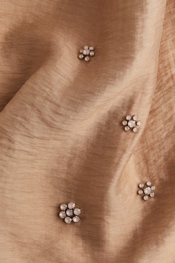 Юбка с украшениями из нежной ткани