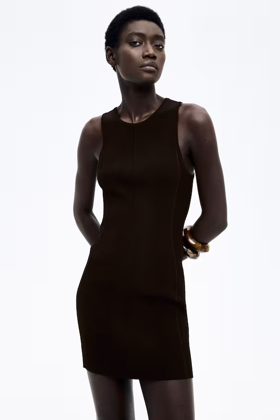 Платье с вырезом на спине