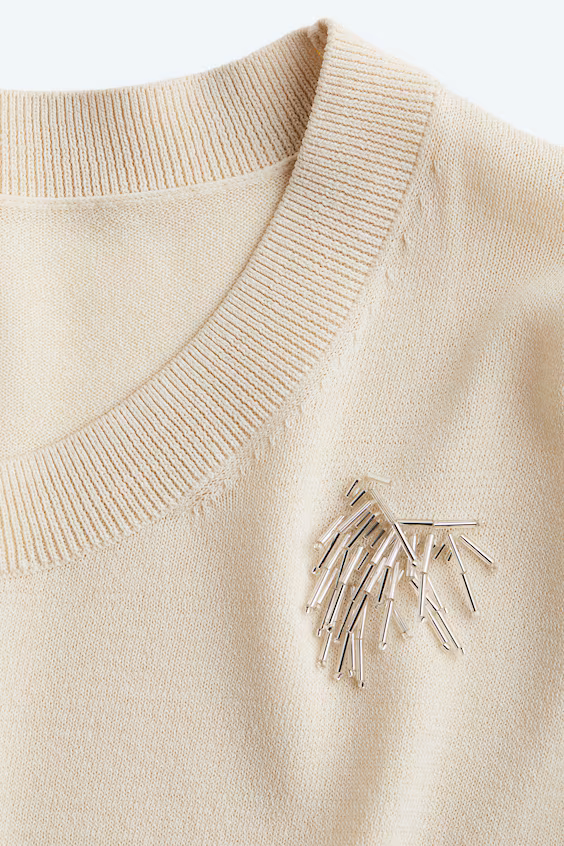 Свитер украшенный бисером