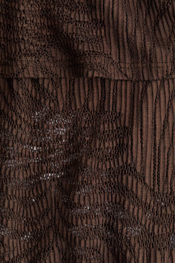 Кружевной свитер с обнаженными плечами