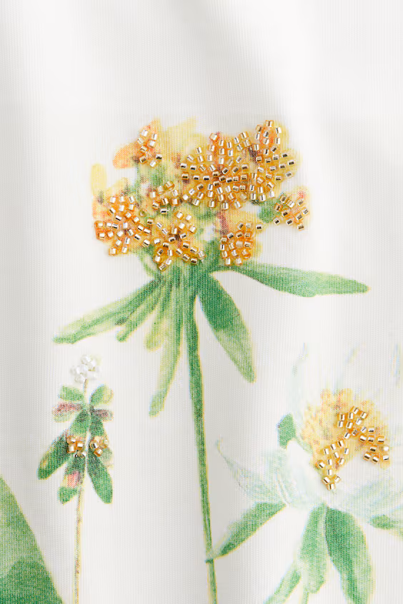 Футболка с бисерными украшениями