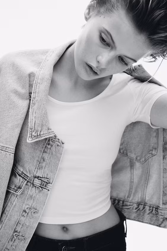 Футболка с короткими рукавами и глубоким круглым вырезом