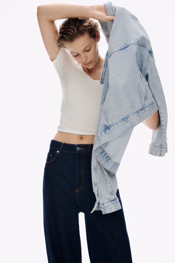 Футболка с короткими рукавами и глубоким круглым вырезом