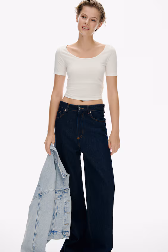 Футболка с короткими рукавами и глубоким круглым вырезом