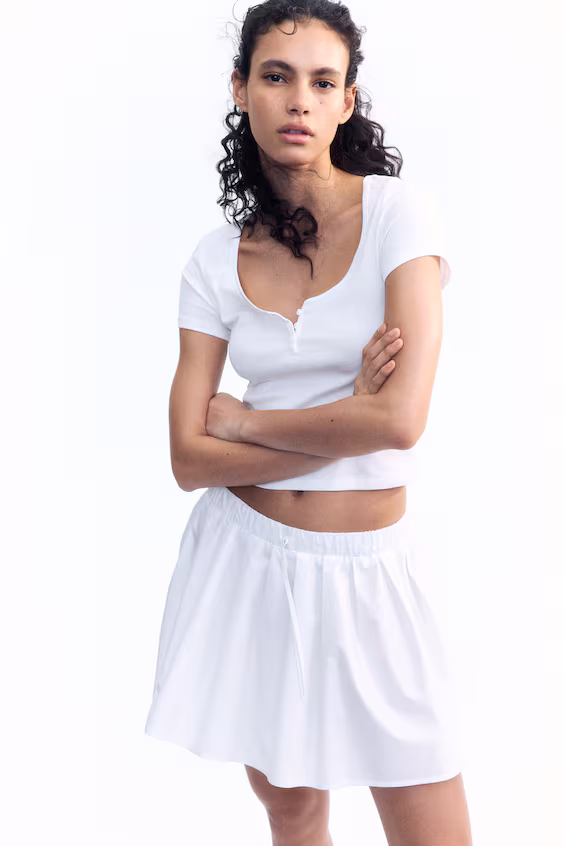 Футболка с глубоким вырезом и пуговицами