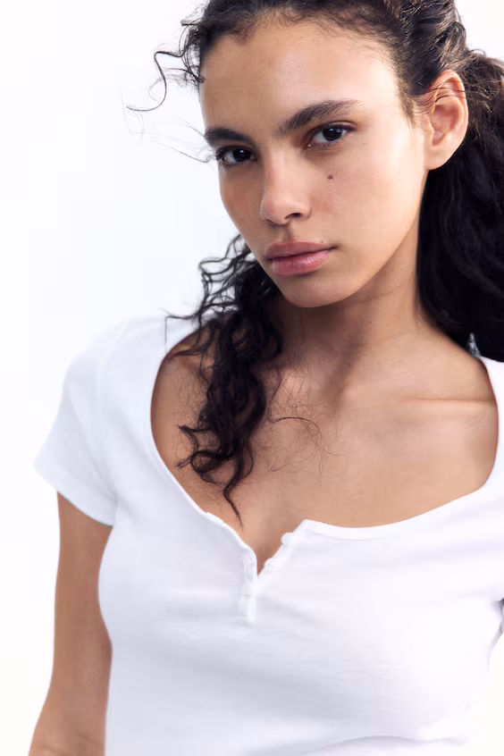 Футболка с глубоким вырезом и пуговицами