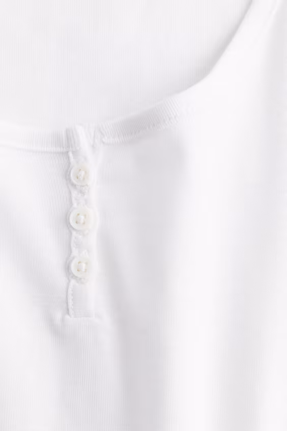 Футболка с глубоким вырезом и пуговицами