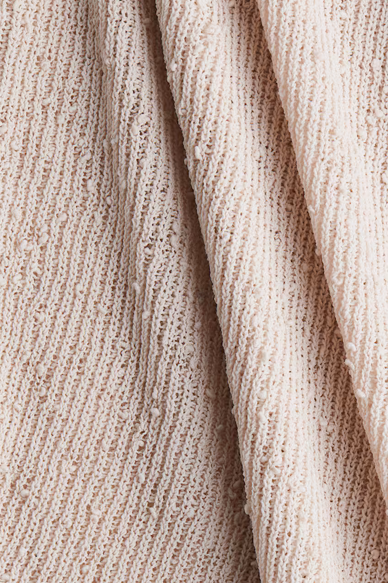 Платье из трикотажа с глубоким вырезом на спине