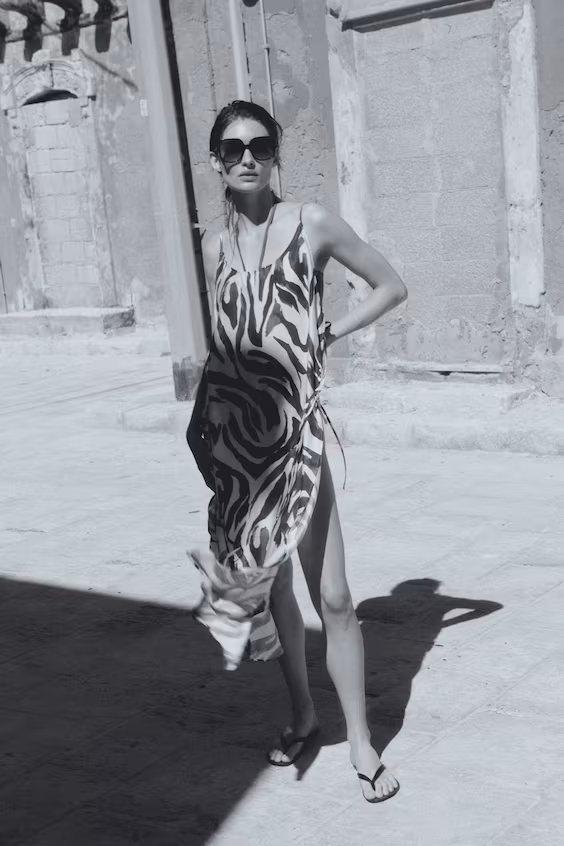 Пляжное платье с глубоким вырезом на спине