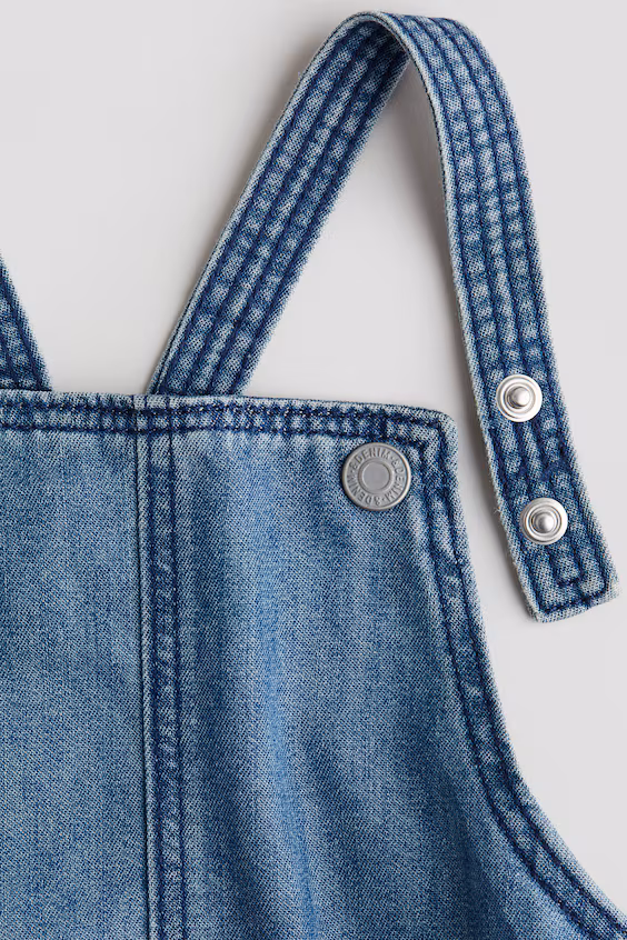 Джинсовые шорты-комбинезон