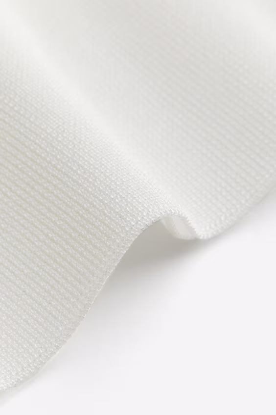 Свитер из рубчиковой вязки с обнаженными плечами