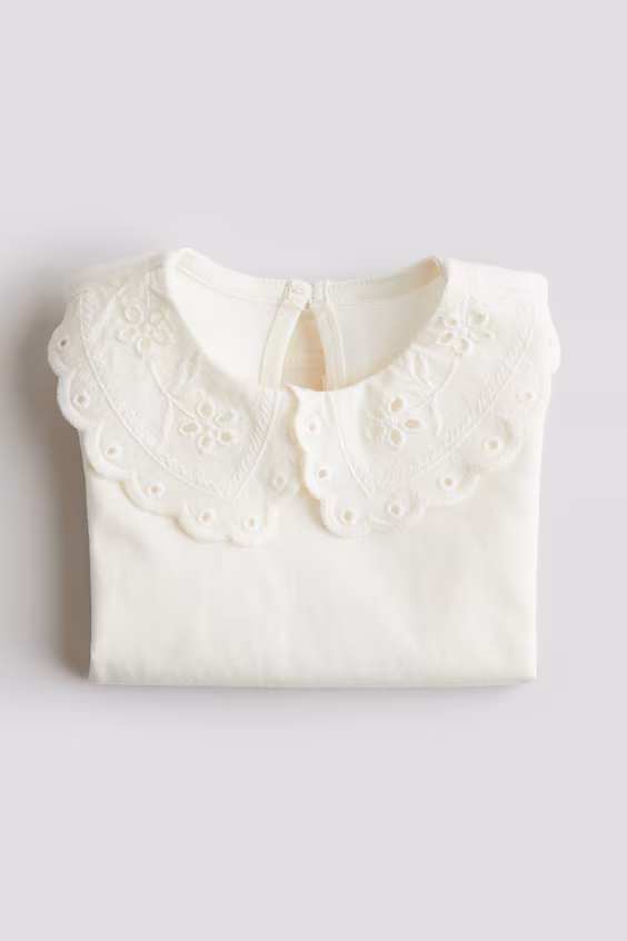 Свитер с воротником из английского кружева