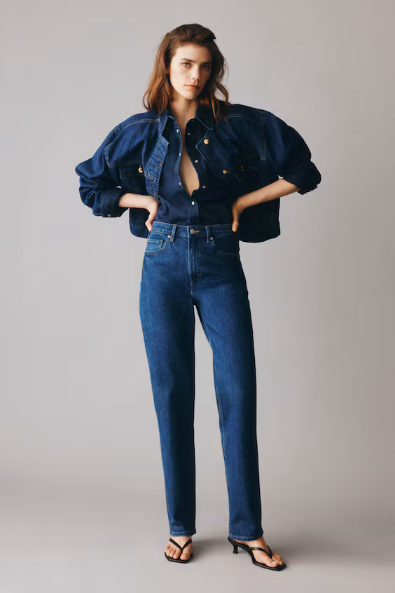 Джинсы с завышенной талией и прямыми узкими штанинами