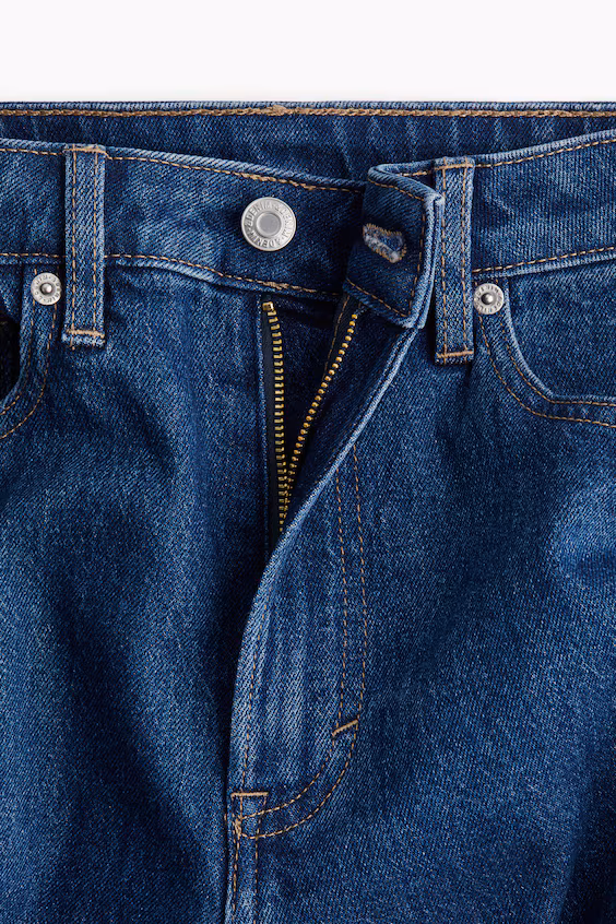 Джинсы с завышенной талией и прямыми узкими штанинами