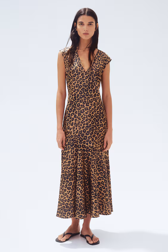 Платье из атласа с вырезом в форме буквы v