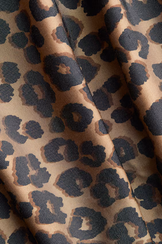 Платье из атласа с вырезом в форме буквы v