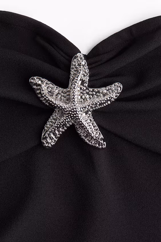 Топ-тубус с металлическим украшением