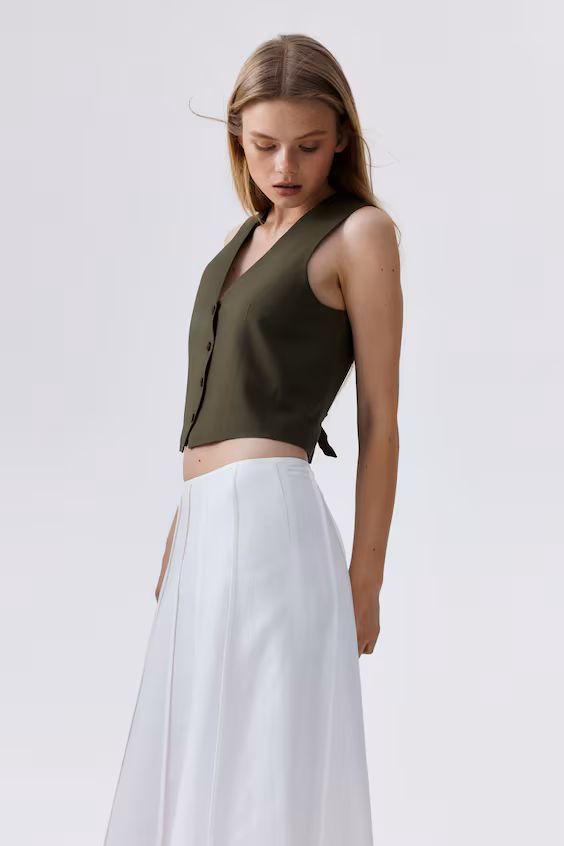 Жилет в классическом стиле из смесовой вискозы и льна с регулируемым поясом