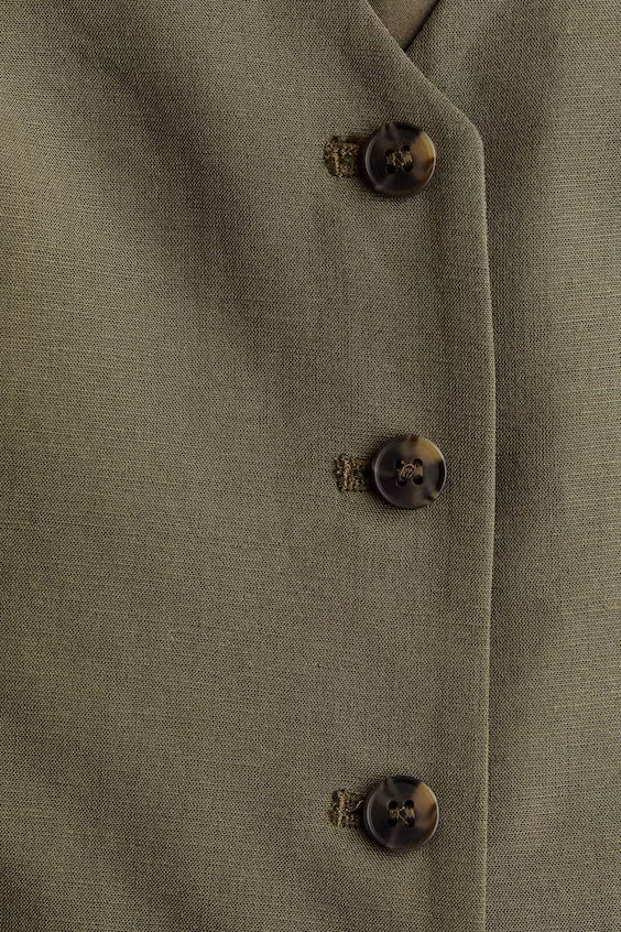 Жилет в классическом стиле из смесовой вискозы и льна с регулируемым поясом