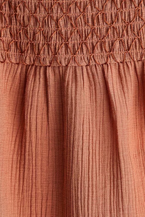 Платье с бретельками и складками smock