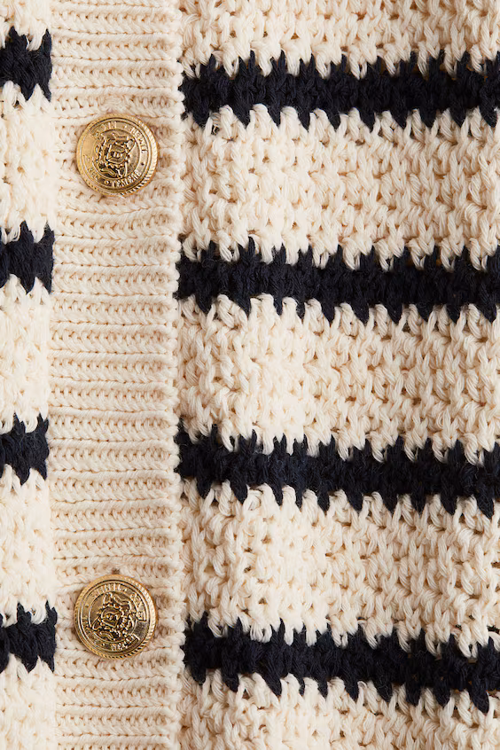 Жилет из тонкого трикотажа с пуговицами