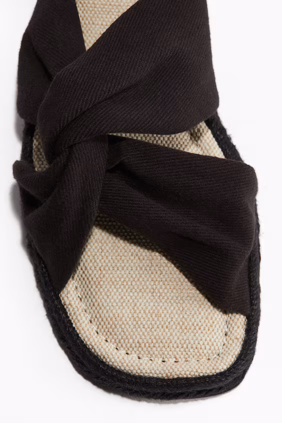 Сандалии в стиле эспадрильи с заплетенными деталями