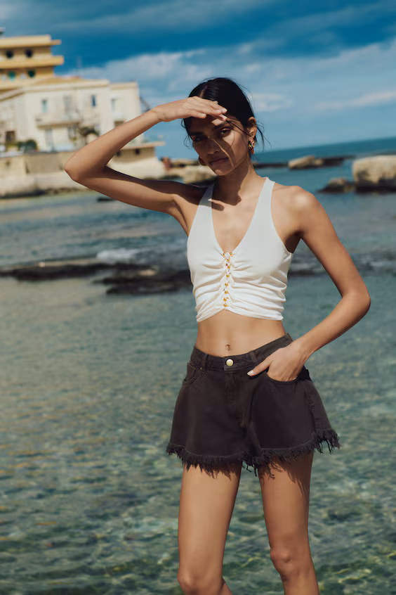 Топ с плетеными деталями