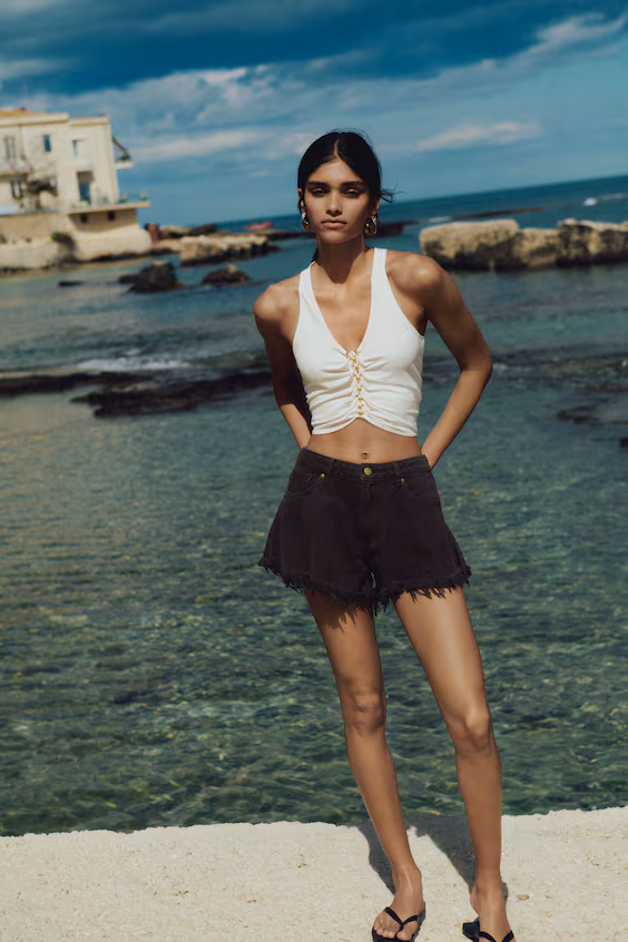 Топ с плетеными деталями