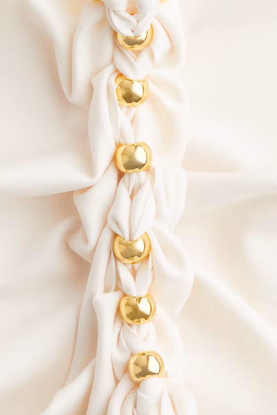 Топ с плетеными деталями