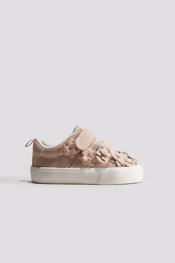 Кроссовки с цветочными аппликациями