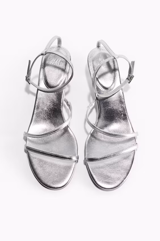 Туфли на высоком каблуке с тонкими ремешками