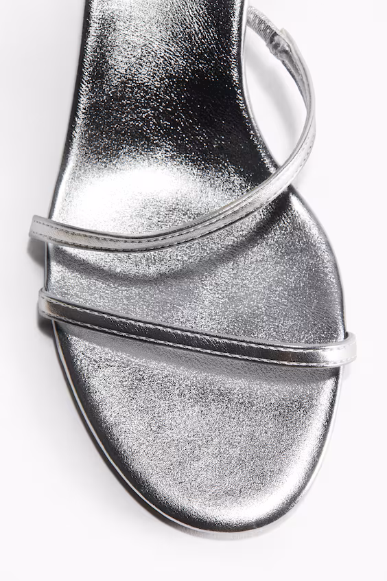 Туфли на высоком каблуке с тонкими ремешками