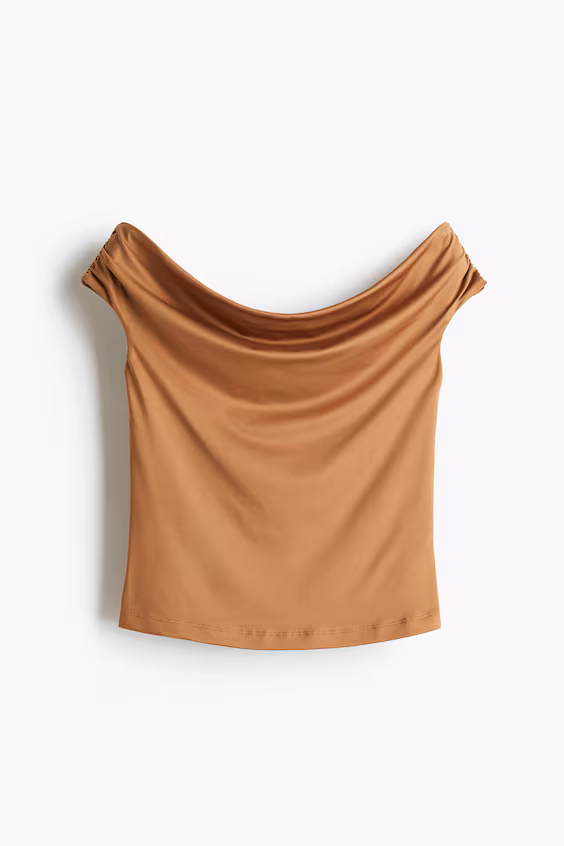 Свитер с драпировкой на открытых плечах