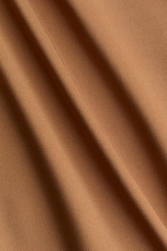 Свитер с драпировкой на открытых плечах