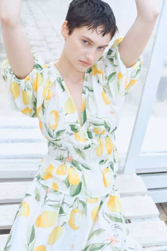 Блуза с вырезом на пуговице