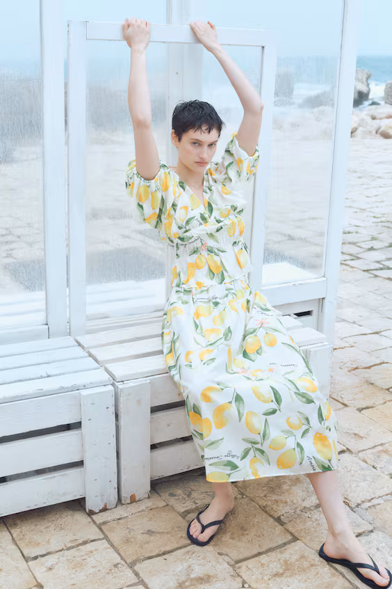 Блуза с вырезом на пуговице