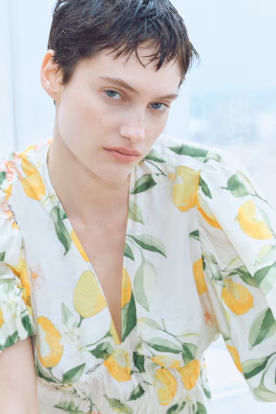 Блуза с вырезом на пуговице