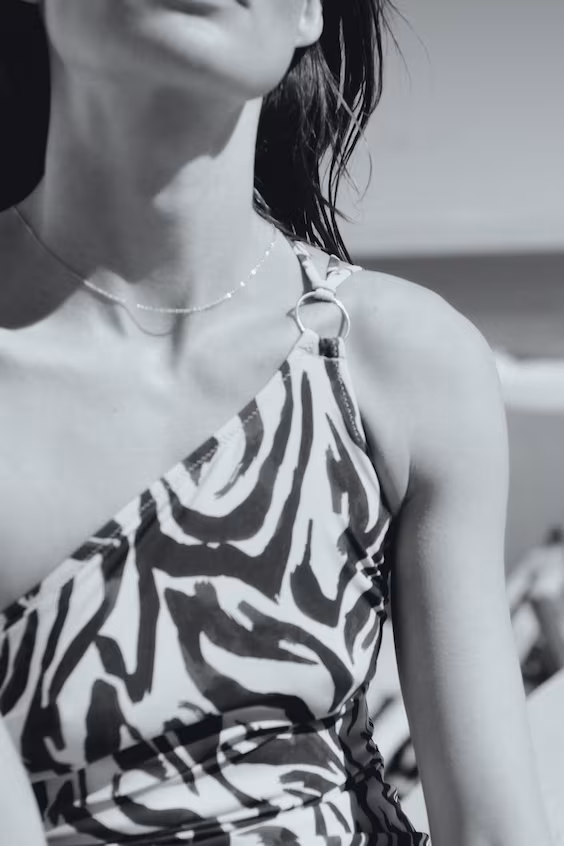 Купальник high leg с одним обнаженным плечом