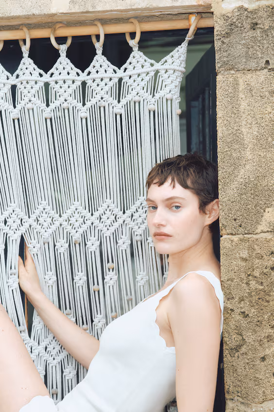 Топ без рукавов из тонкой вязаной ткани с волнами по краям