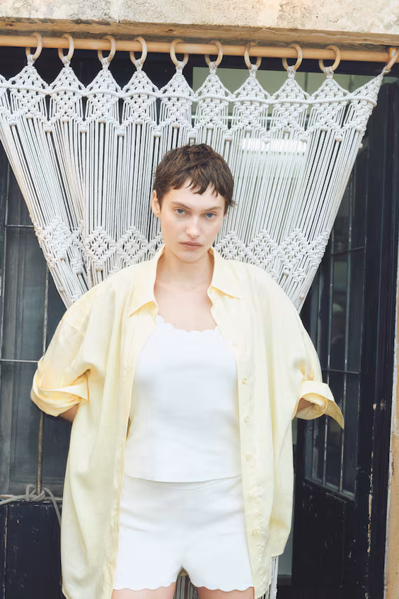 Топ без рукавов из тонкой вязаной ткани с волнами по краям