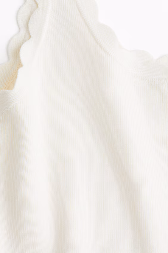 Топ без рукавов из тонкой вязаной ткани с волнами по краям