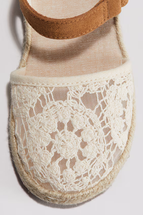 Сандалии в стиле кружева