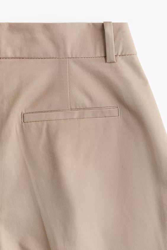 Брюки-чино с защипами на ногах