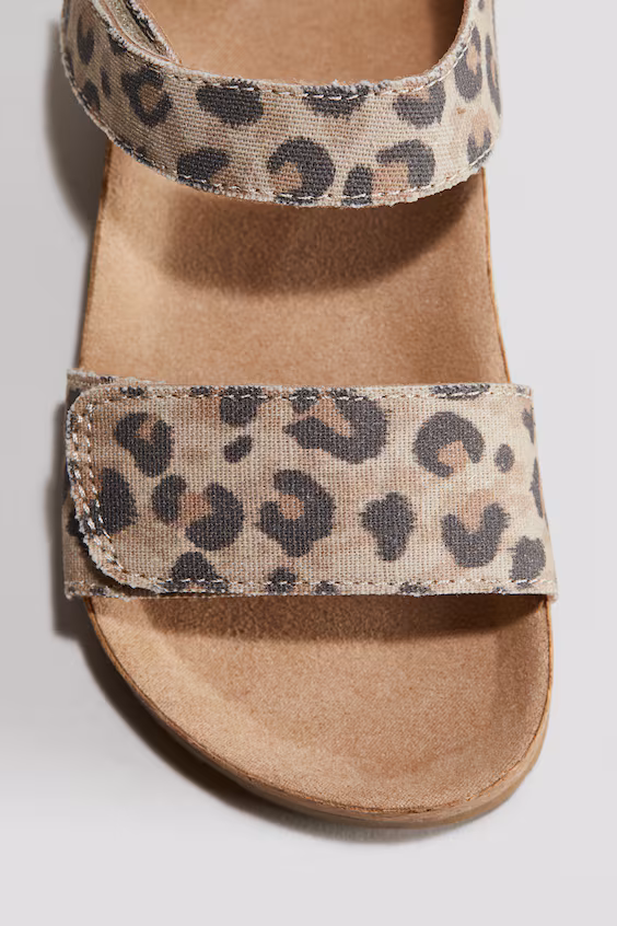 Сандалии с застежкой на щиколотке